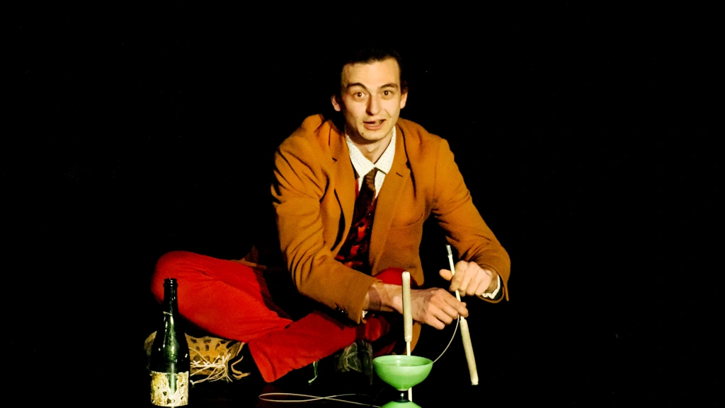 Clovis n'a pas bien compris qu'un diabolo, ça ne se fait pas avec du vin
