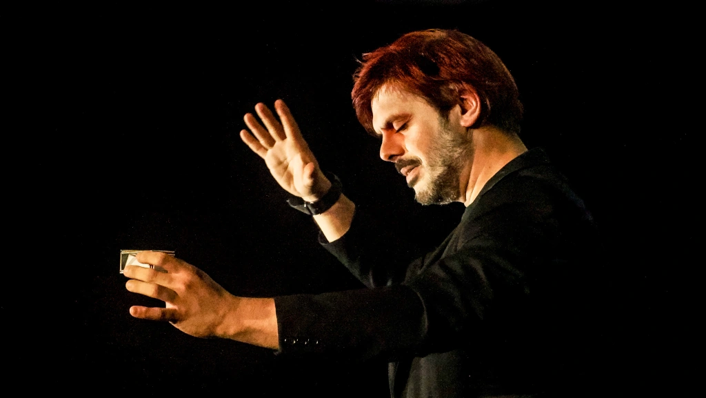 Bernard Barnabé en plein exercice de mentalisme