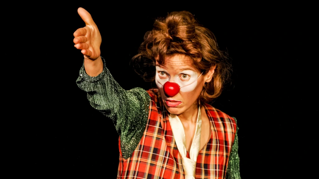 Ciboulette, crieuse publique, lit les mots d'amour du public