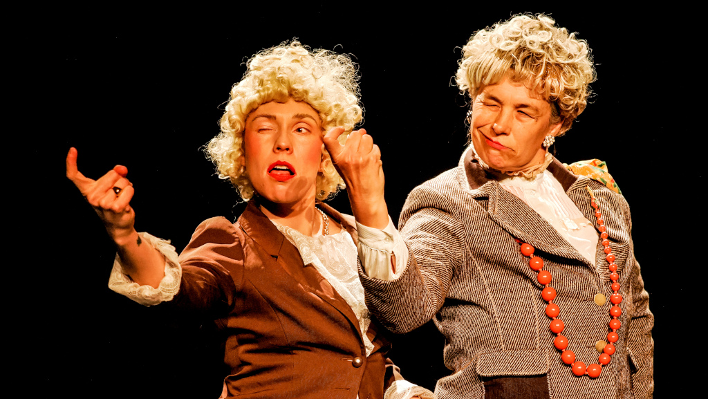 Anouk et Marianne, présentatrices de la soirée, essayent d'attirer le public dans la salle