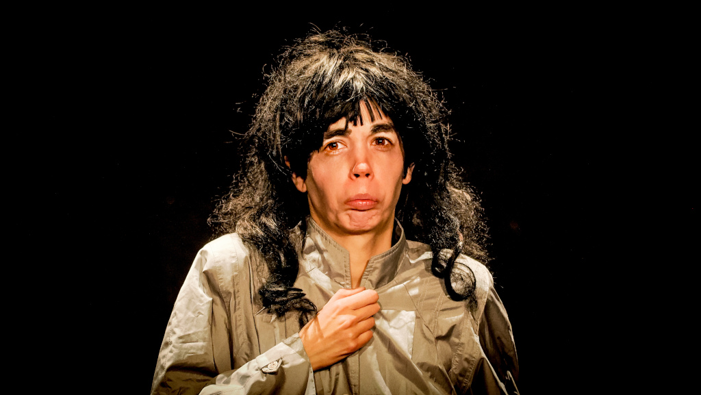 Béguine fait son entrée, un peu intimidée