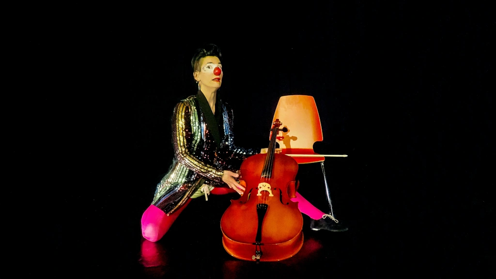 Bijou et son violoncelle, en pleine adoration pour Jean. Sébastien. BACH !