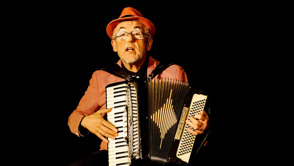Tous les ans à Noël, tonton Gustave insiste pour nous chanter une chanson